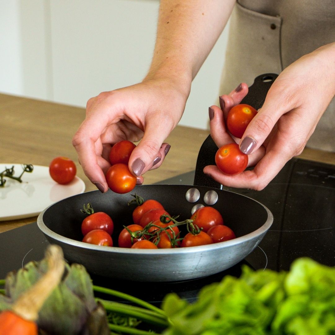 Tomates cerises dans une poêle